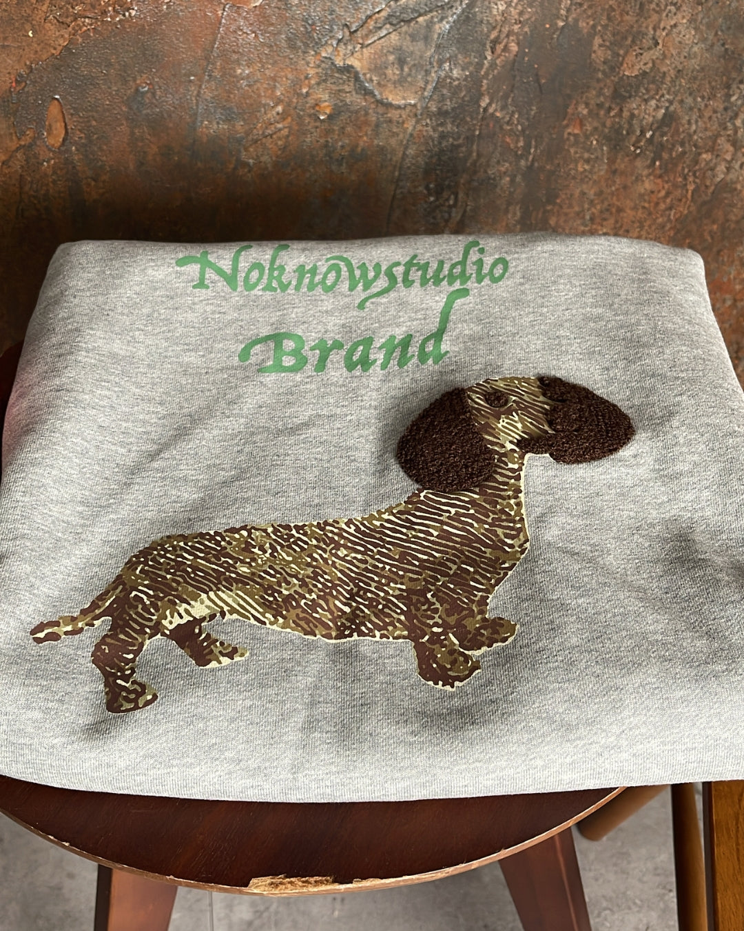 【NoKnow original】ダックスフンドプリントデザインショート丈スウェット