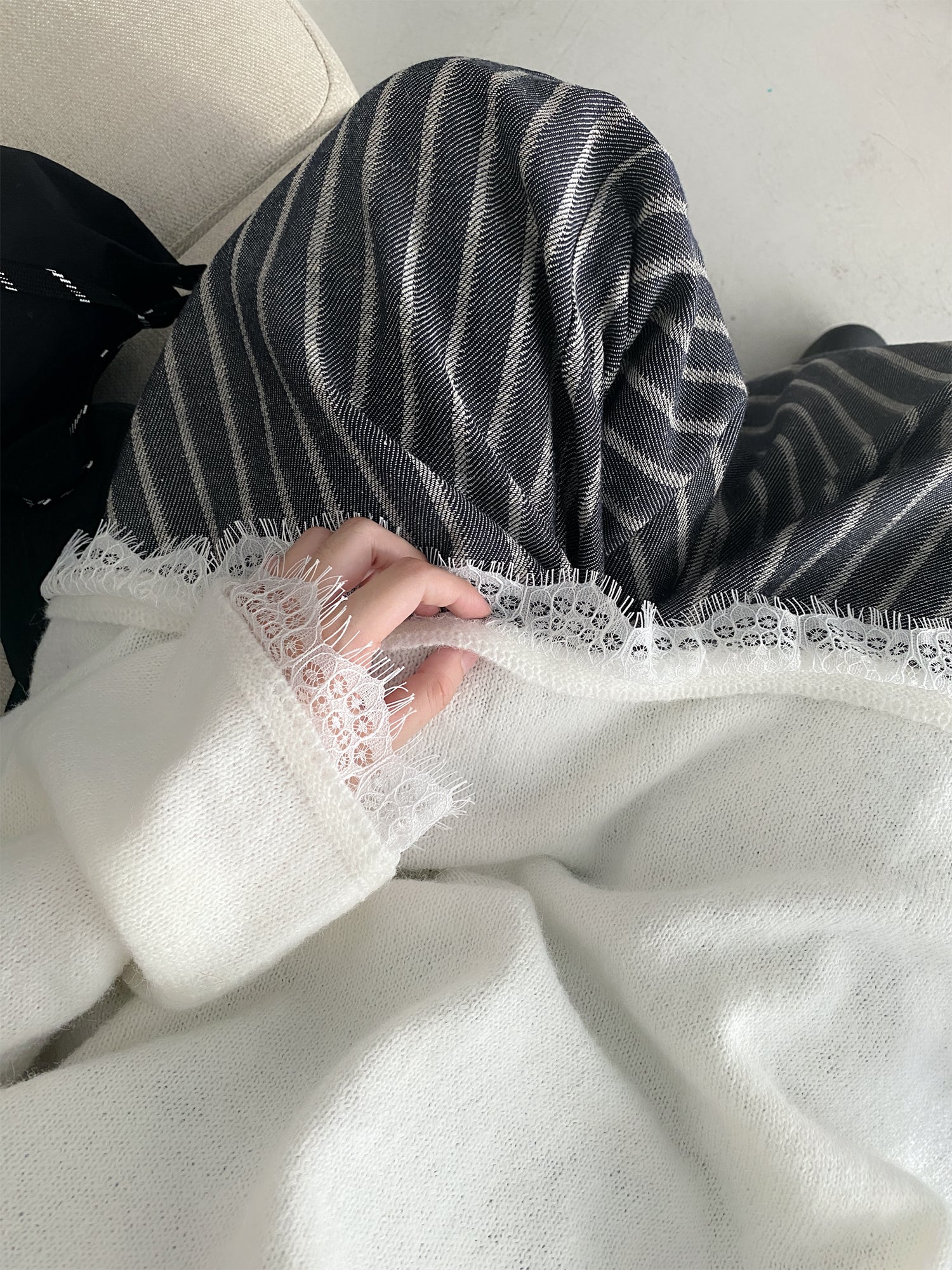 Vネックダメージニットセーター N621