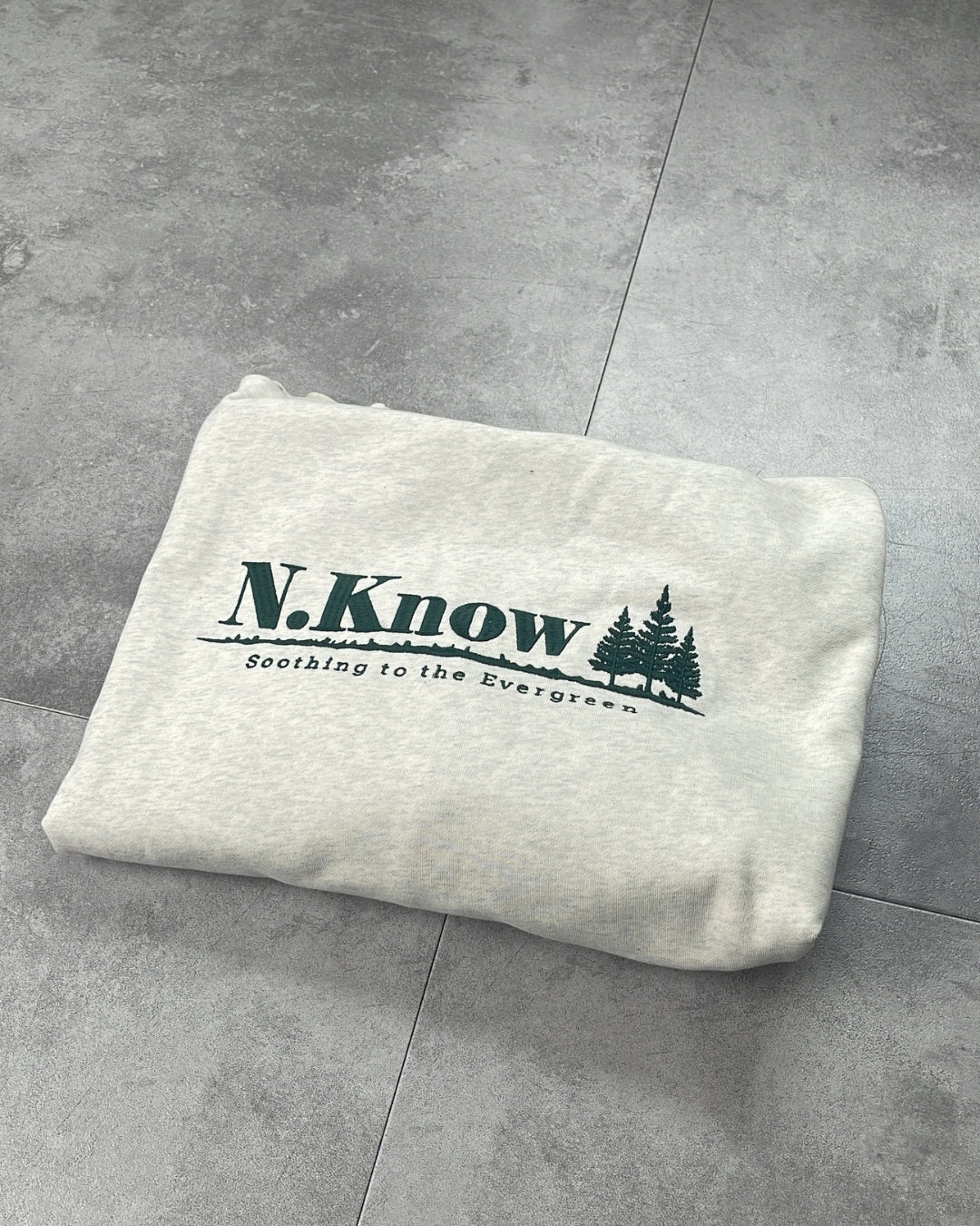 【NoKnow original】オリジナル刺繍入りフーディ