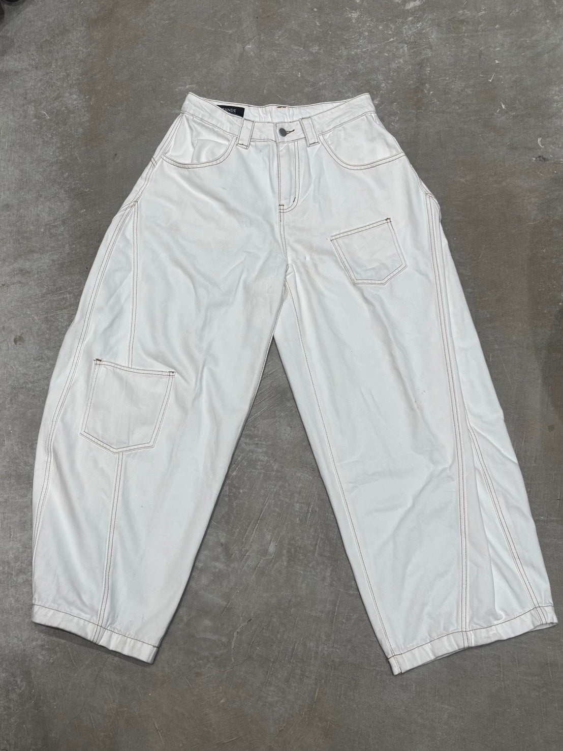 オフホワイト・バルーンワイドパンツ GA003