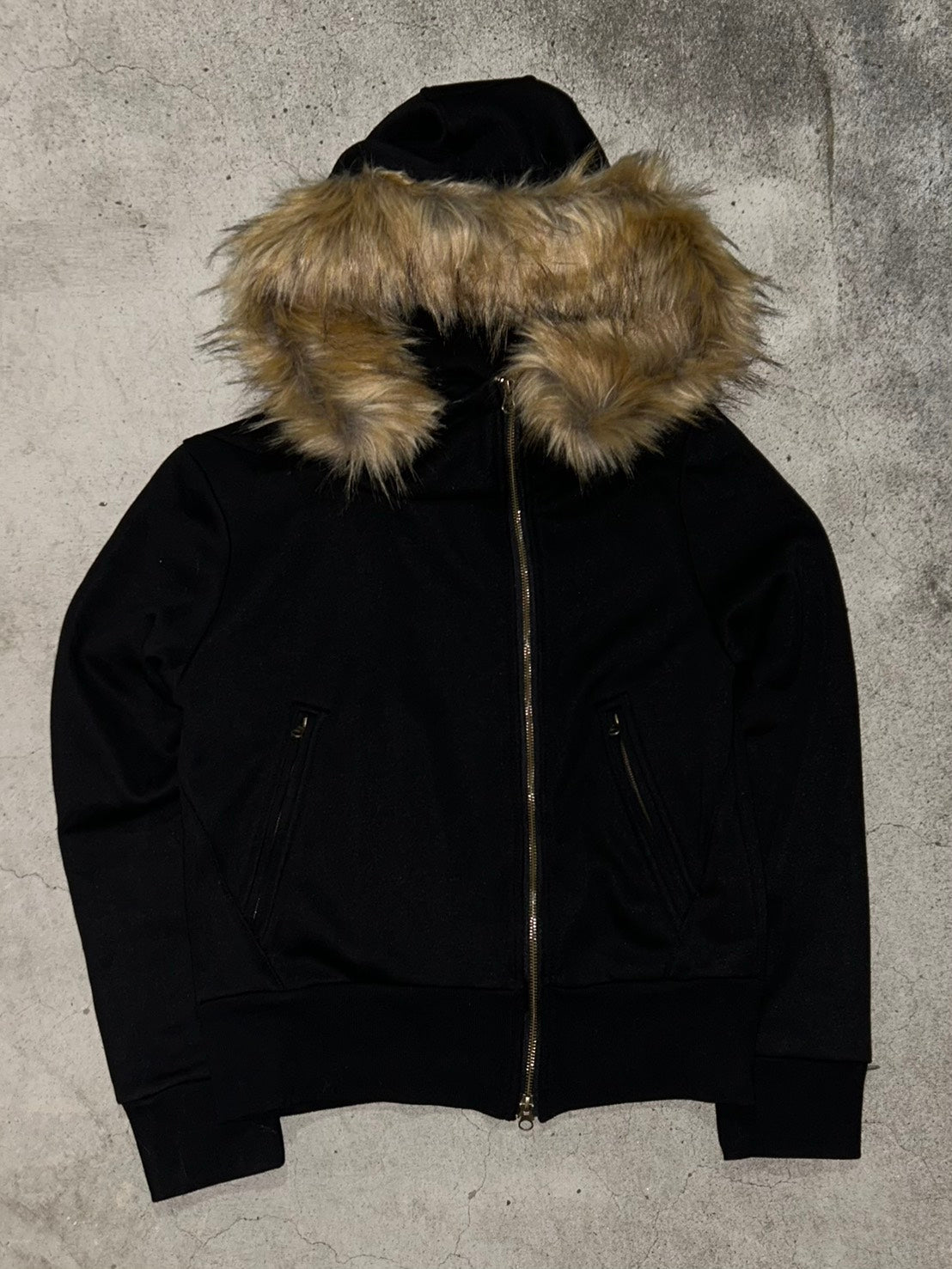 アシンメトリージップ フェイクファーフード付きパーカー LLS010