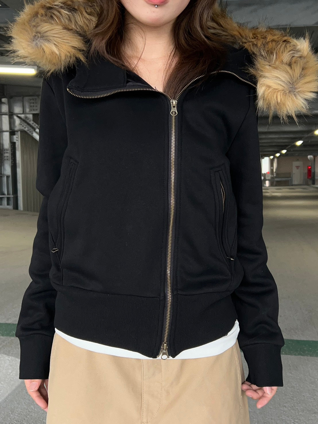 アシンメトリージップ フェイクファーフード付きパーカー LLS010