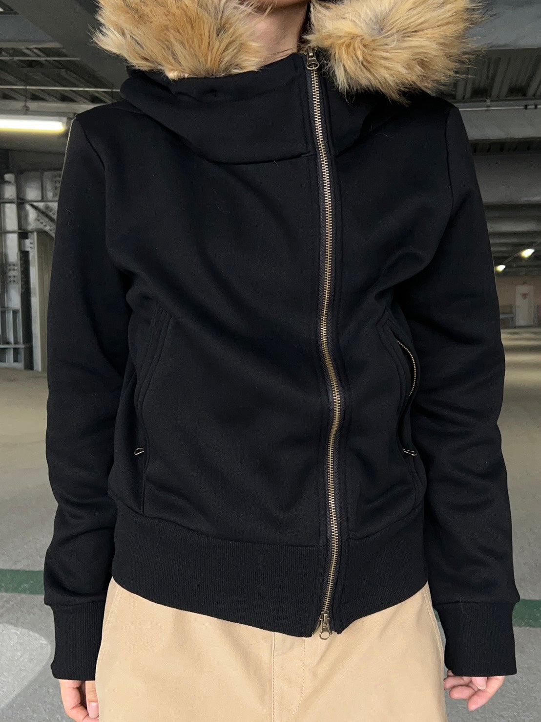 アシンメトリージップ フェイクファーフード付きパーカー LLS010