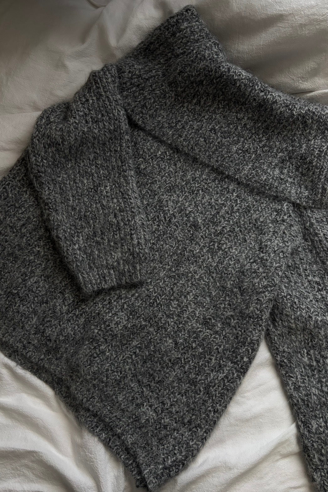 フェザーヤーンオフショルリラックスニット UI-003