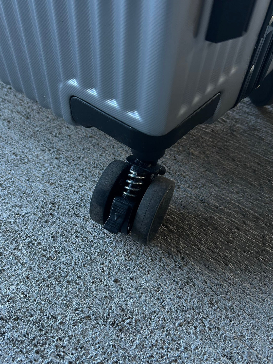 軽量設計スーツケース LLS-028