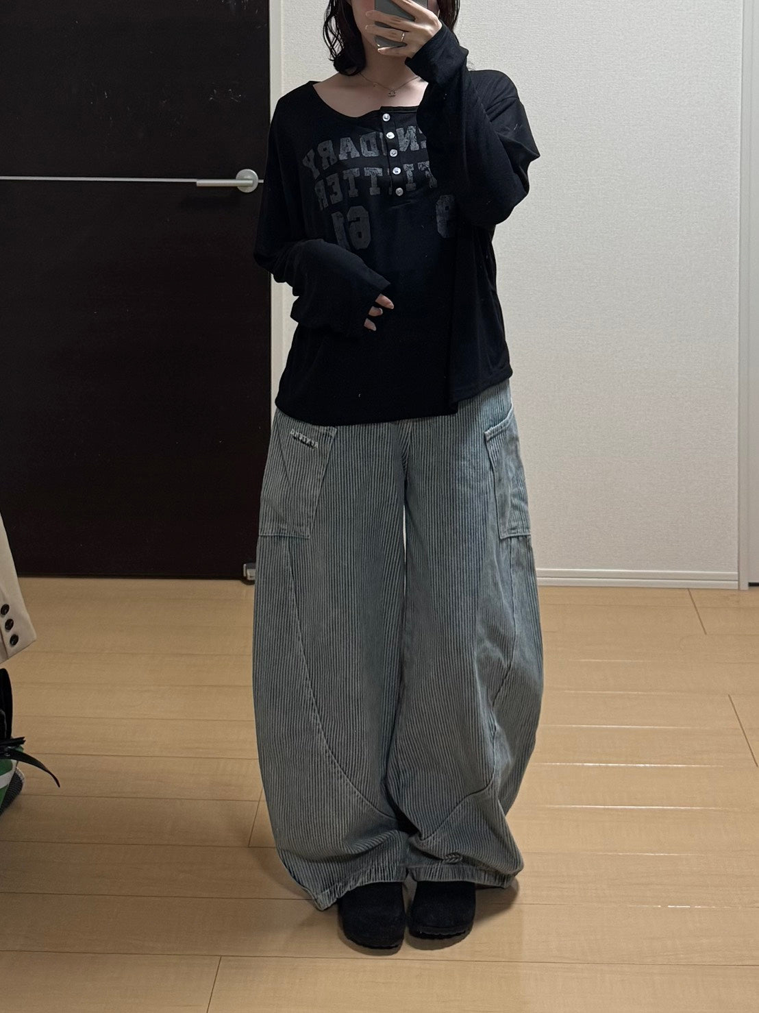 ゆったりオーバーシルエット半ボタン長袖Tシャツ TH-011
