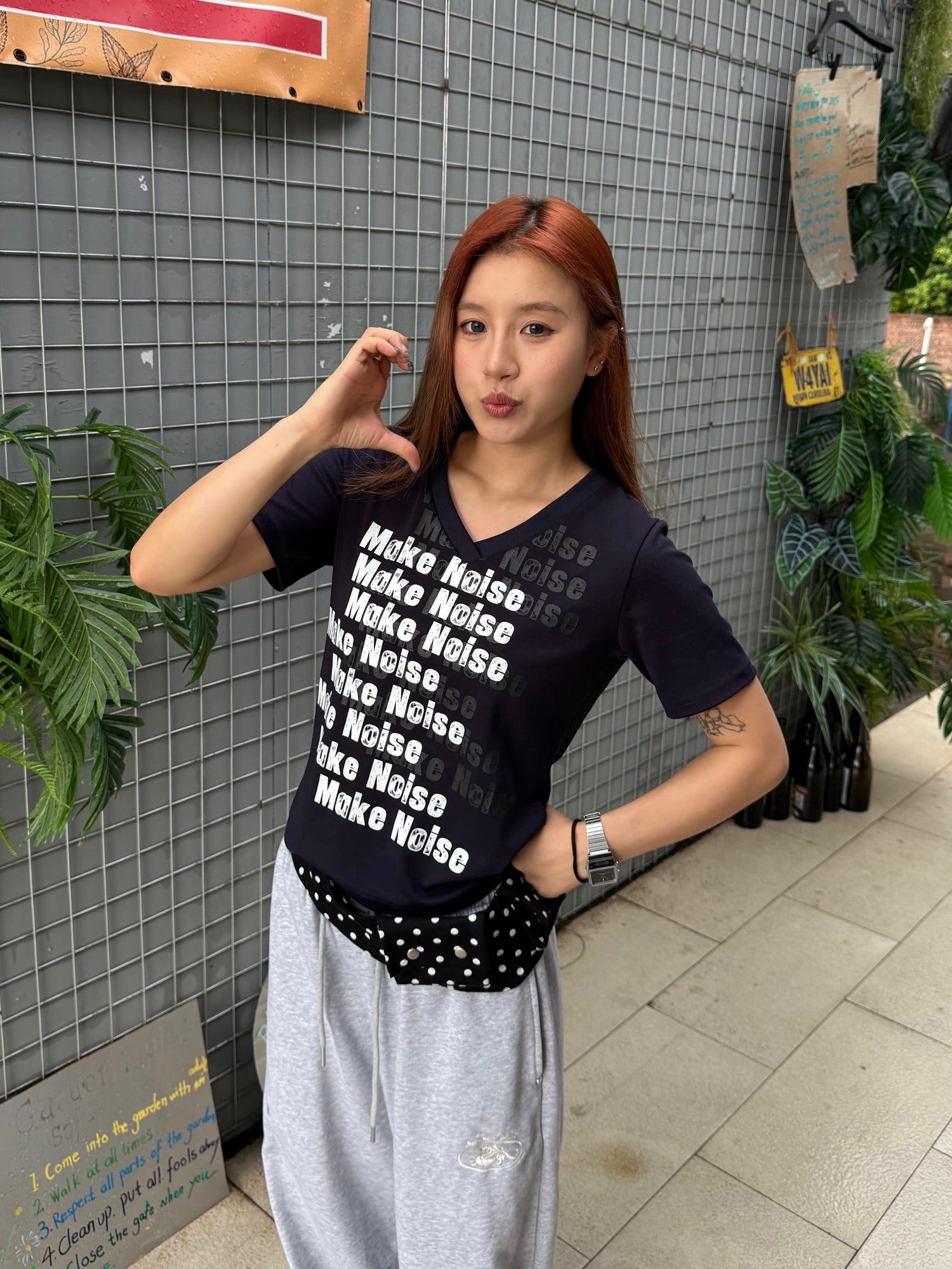 リピートロゴ VネックショートTシャツ   N515