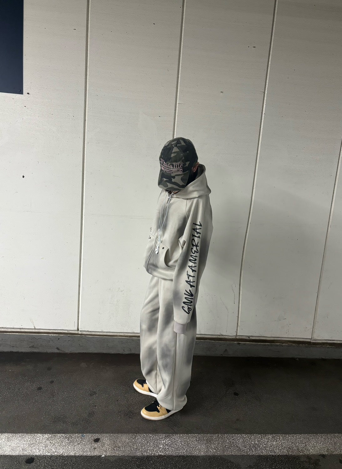 グラフィティロゴスモークスウェットセット　AT005