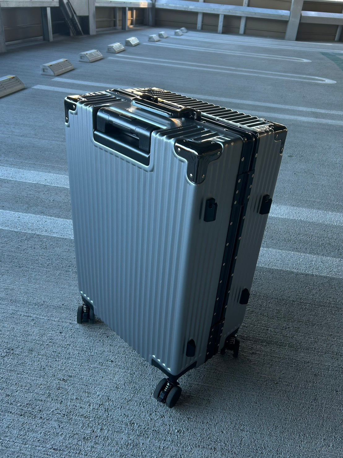 軽量設計スーツケース LLS-028